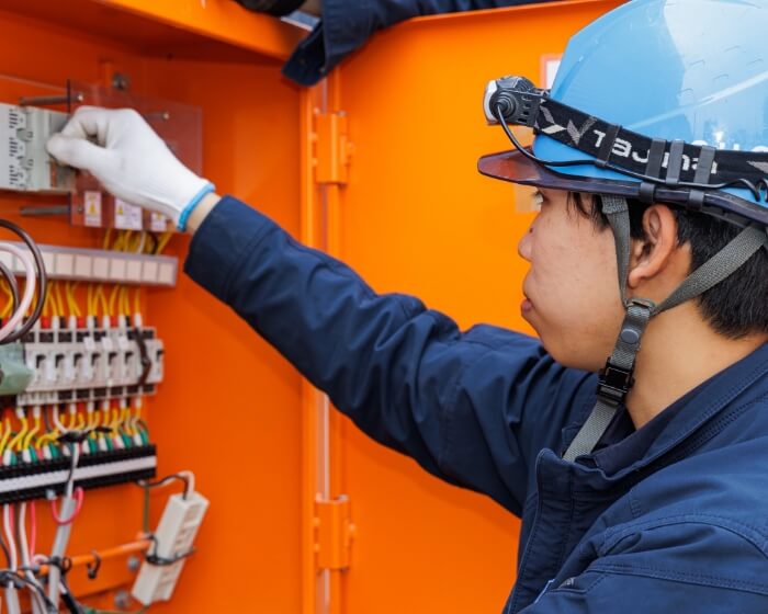 基盤を確認している様子